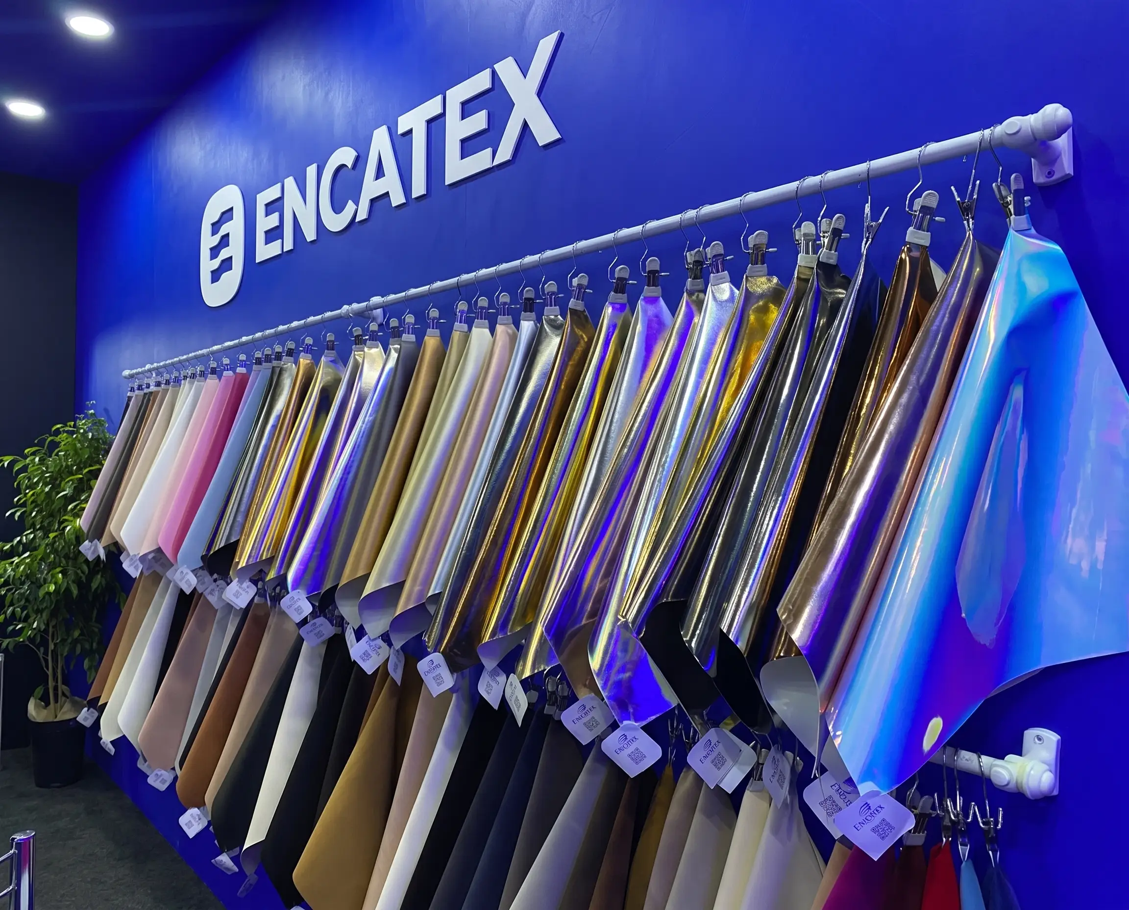 Mostruário de materiais importados no showroom da Encatex
