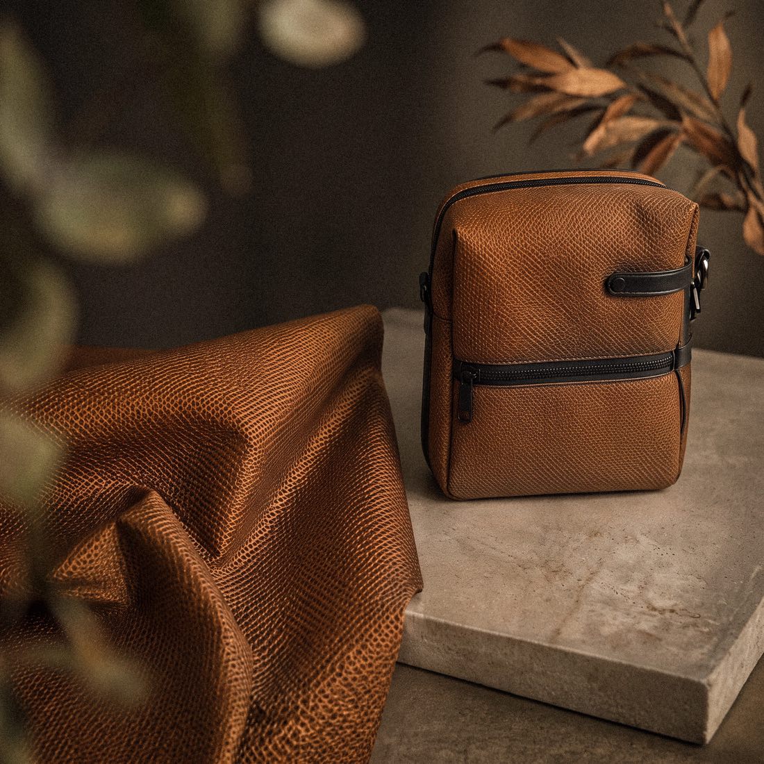 Bolsa e laminado sintético em textura caramelo